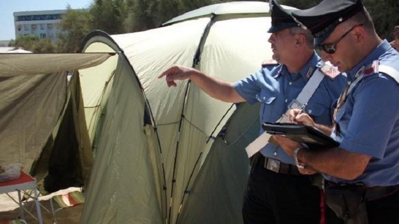 Palinuro, turista spaccia hashish e marijuana in tenda sulla spiaggia: beccato