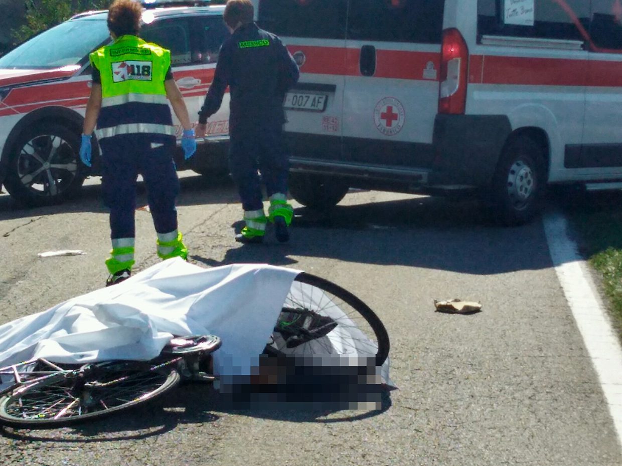 Auto travolge ciclista: muore un giovane di 26 anni