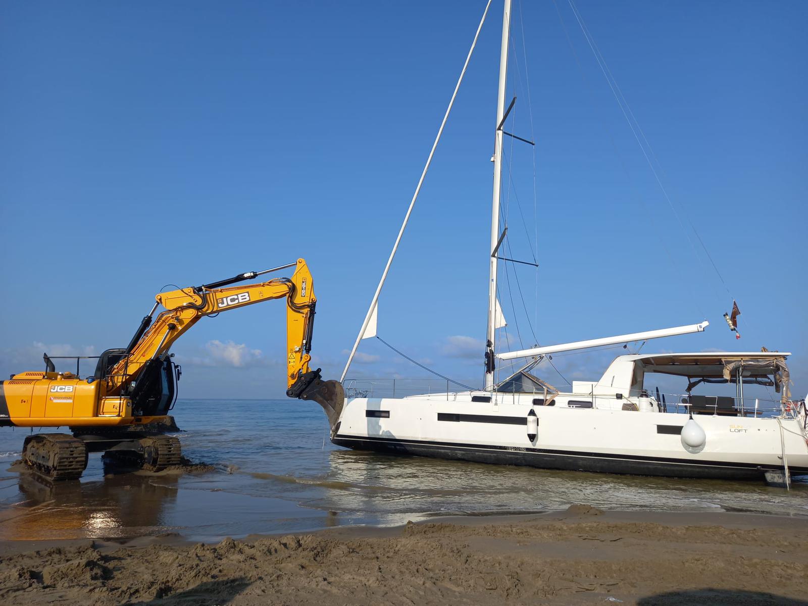 Dopo 4 giorni disincagliata la barca a vela a Capaccio Paestum