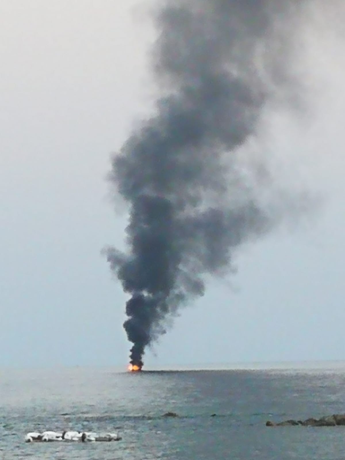 Cilento, barca in fiamme ad Agnone: salvi 4 diportisti