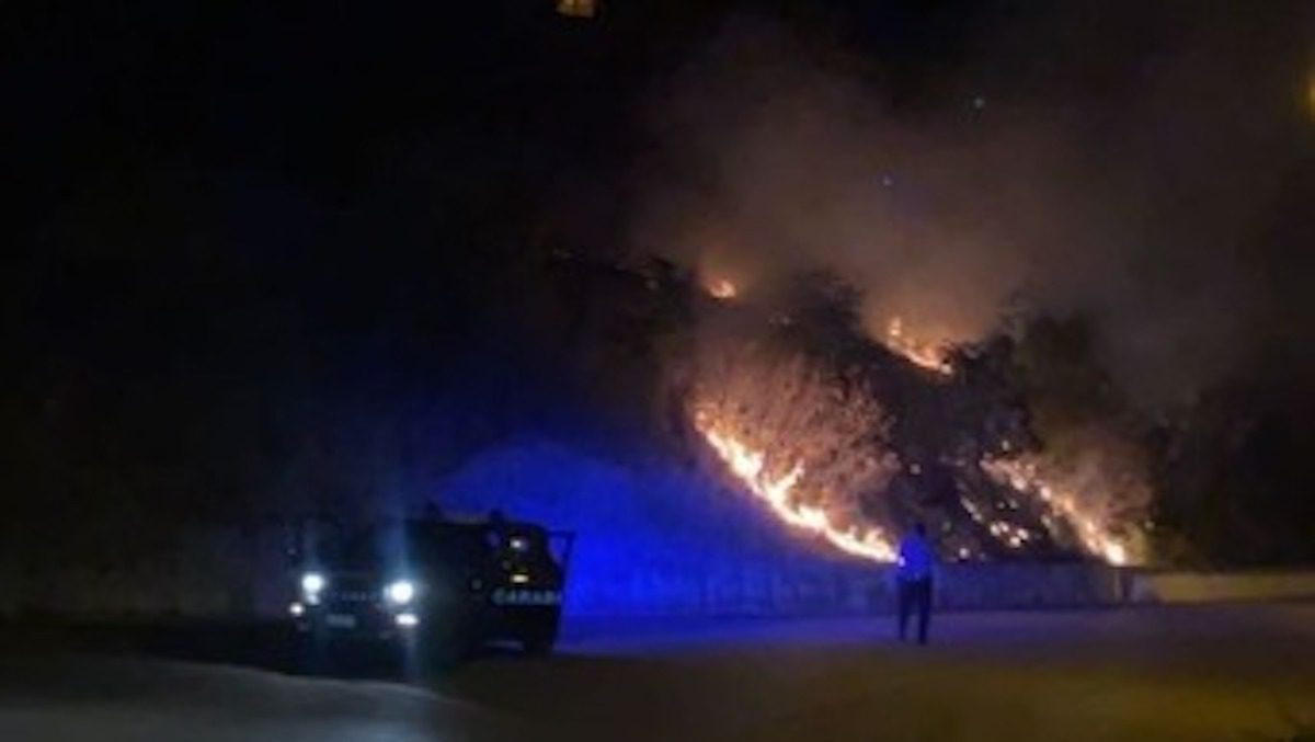 Usa fuochi d’artificio e scatena incendio: 31enne valdianese nei guai