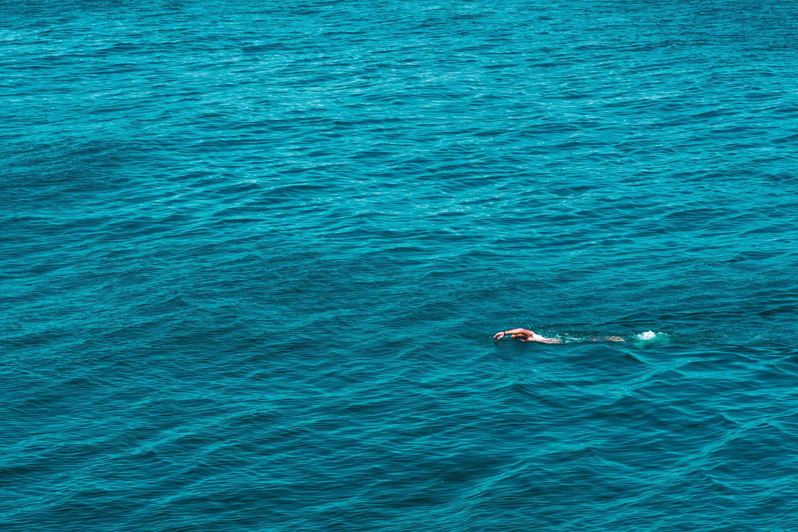 Camerota, turista disorientato chiede aiuto a bagnino: «Nuoto da 3 ore, non so dove mi trovo»