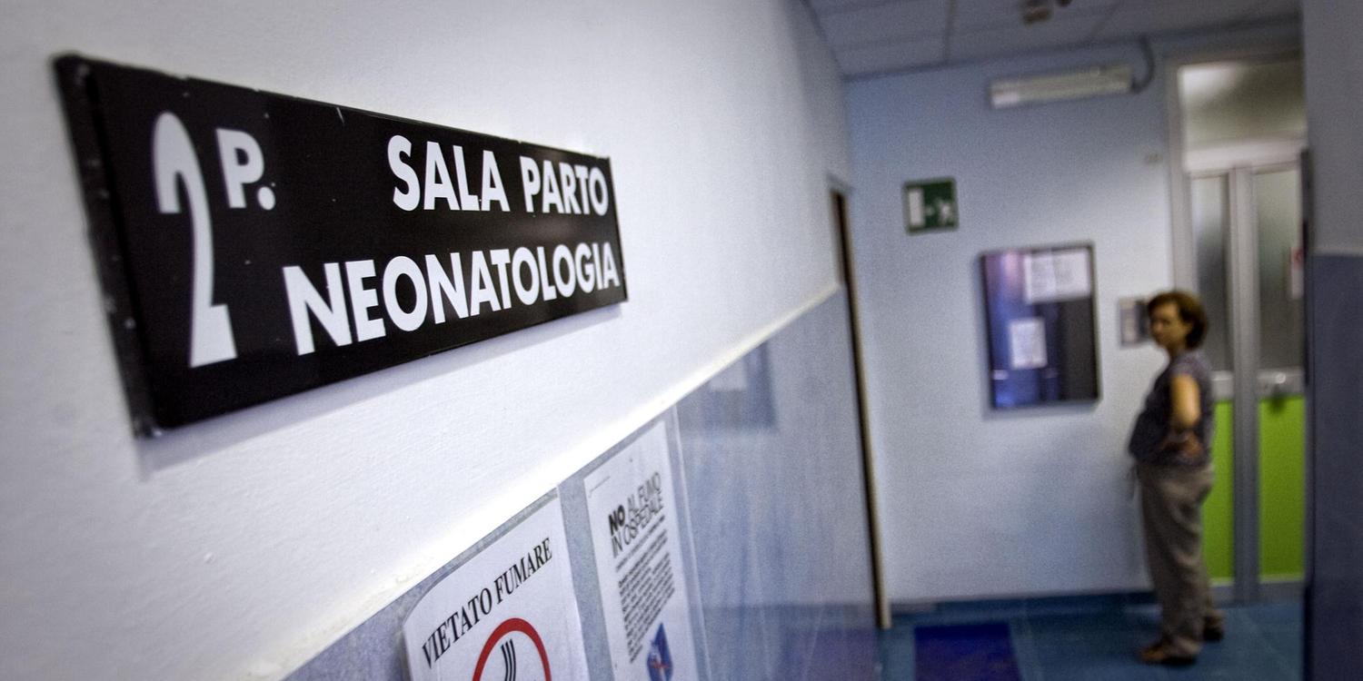 A rischio neonatologia di Battipaglia, una mamma: «Giù le mani, mio figlio salvato, era in condizioni disperate»