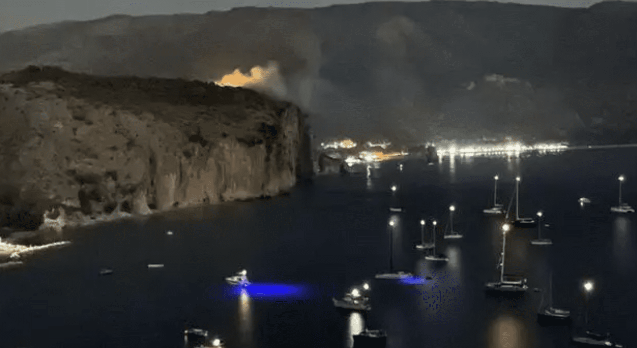 Palinuro, cadono lampade cinesi dal cielo: la collina della Molpa avvolta dalle fiamme