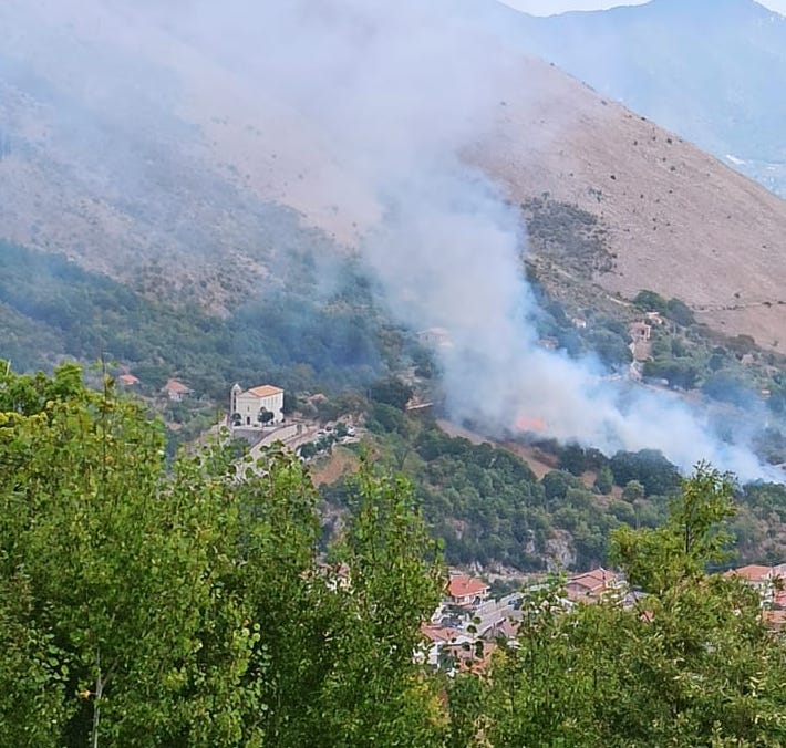 Monte San Giacomo, ettari di bosco in fiamme: minacce ad abitazioni