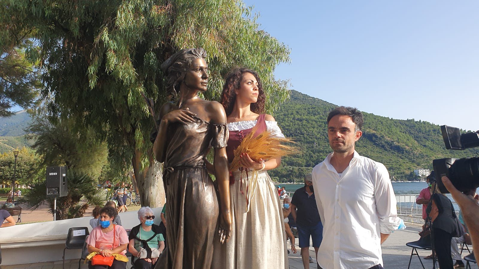 Sapri, svelata la statua della Spigolatrice | FOTO