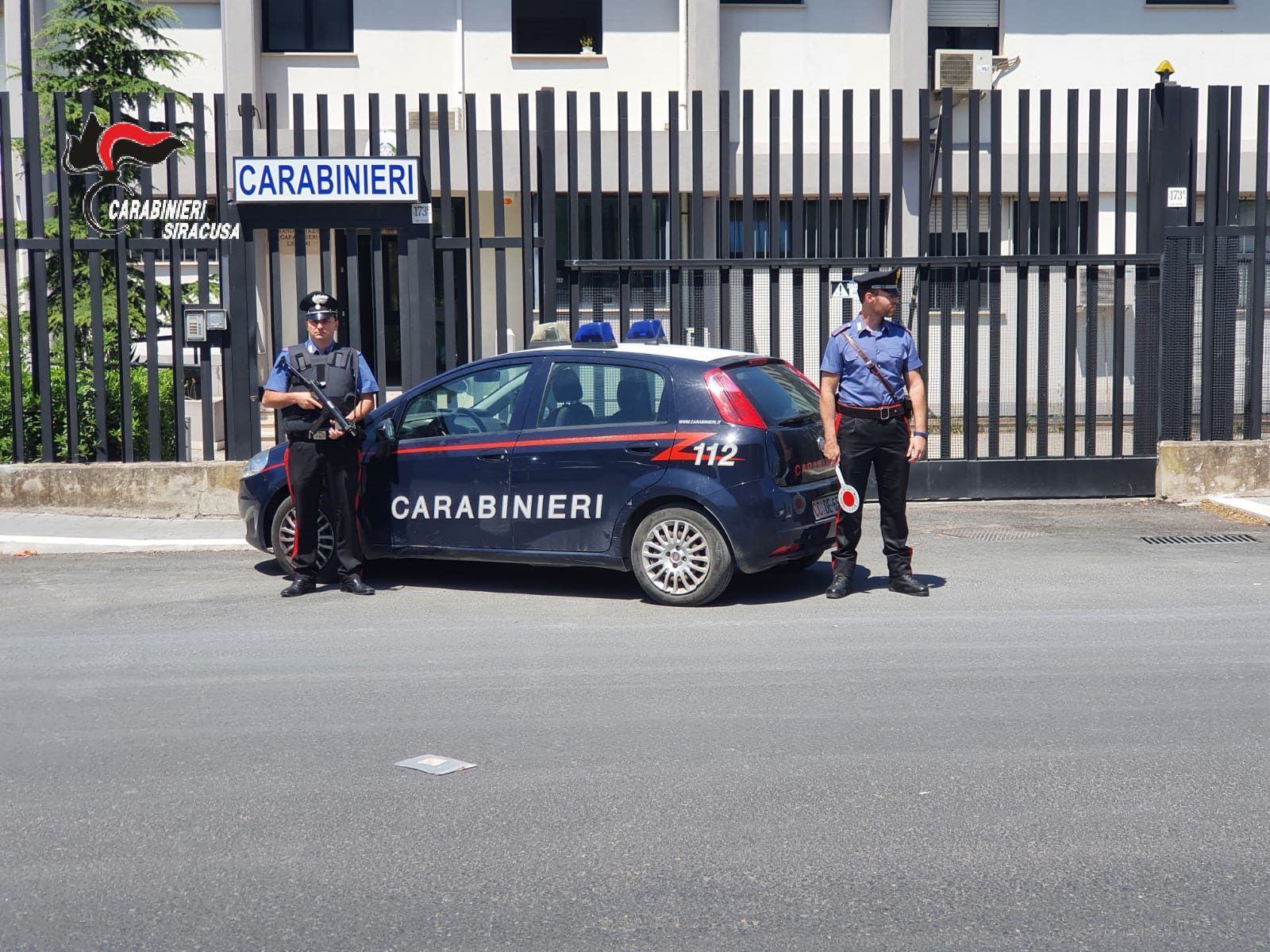 Capaccio, sfonda vetrina per rubare scarpe: 31enne arrestato