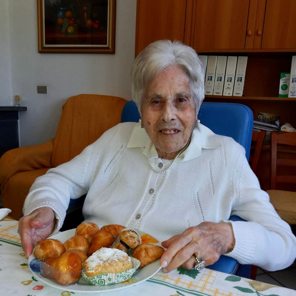 Centola, è festa per nonna Lina: la maestra compie 100 anni