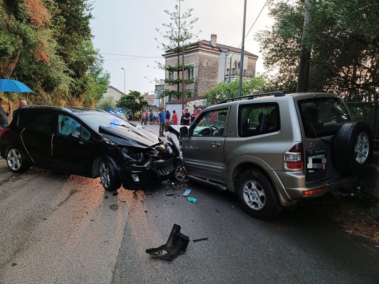 Schianto a Vibonati, traffico in tilt: un ferito | FOTO