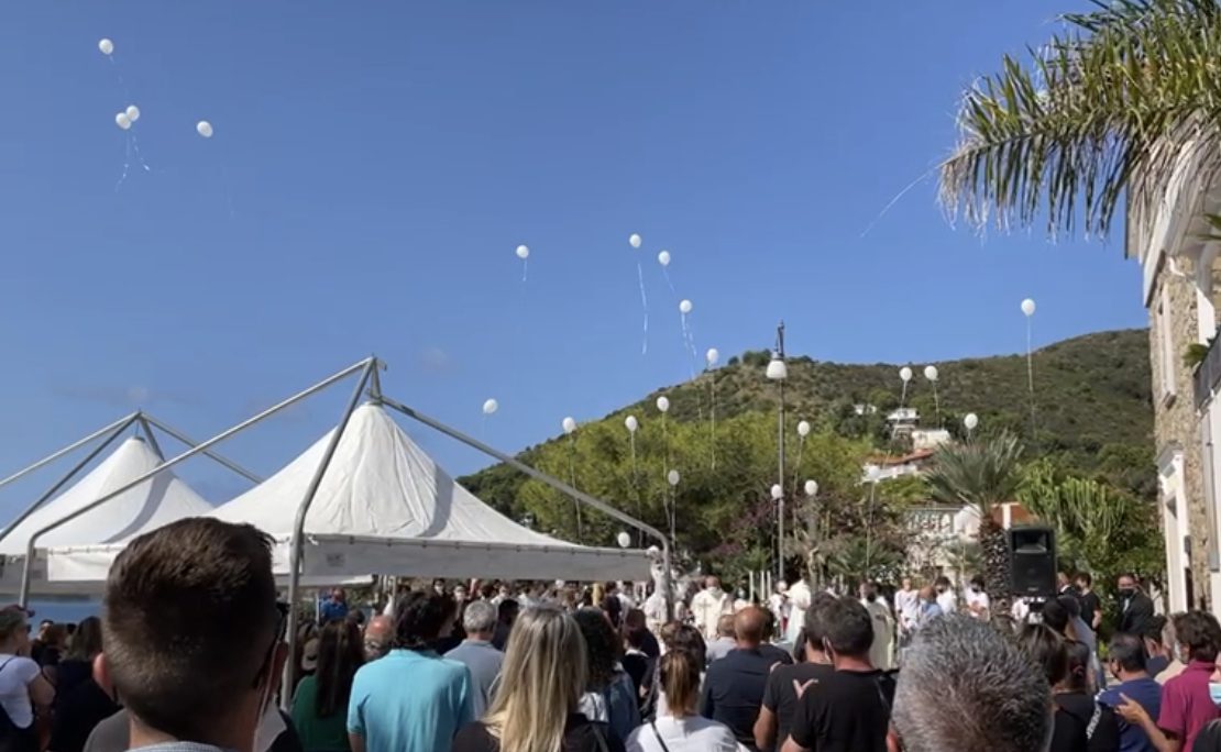 Rombo di motori e palloncini bianchi, Castellabate saluta Tommaso