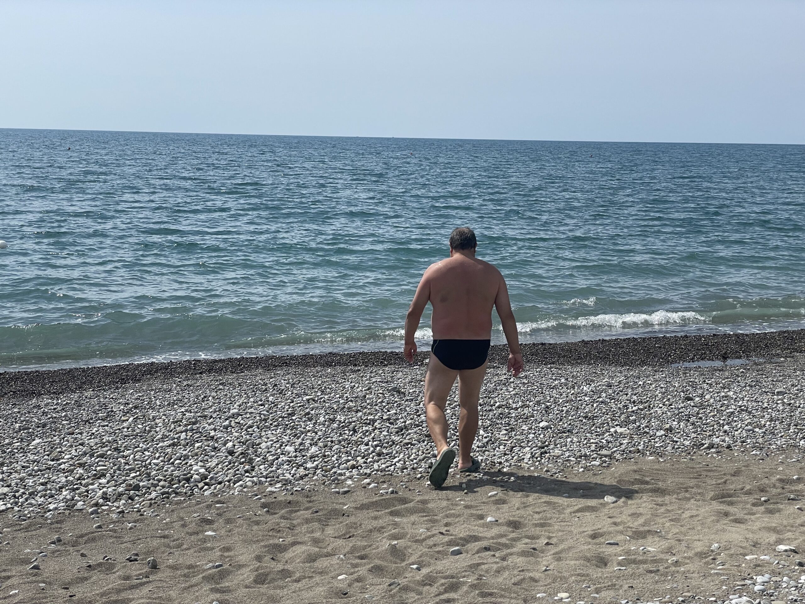 Il mare come terapia, gli ospiti della Sir di Torre Orsaia in spiaggia con le famiglie