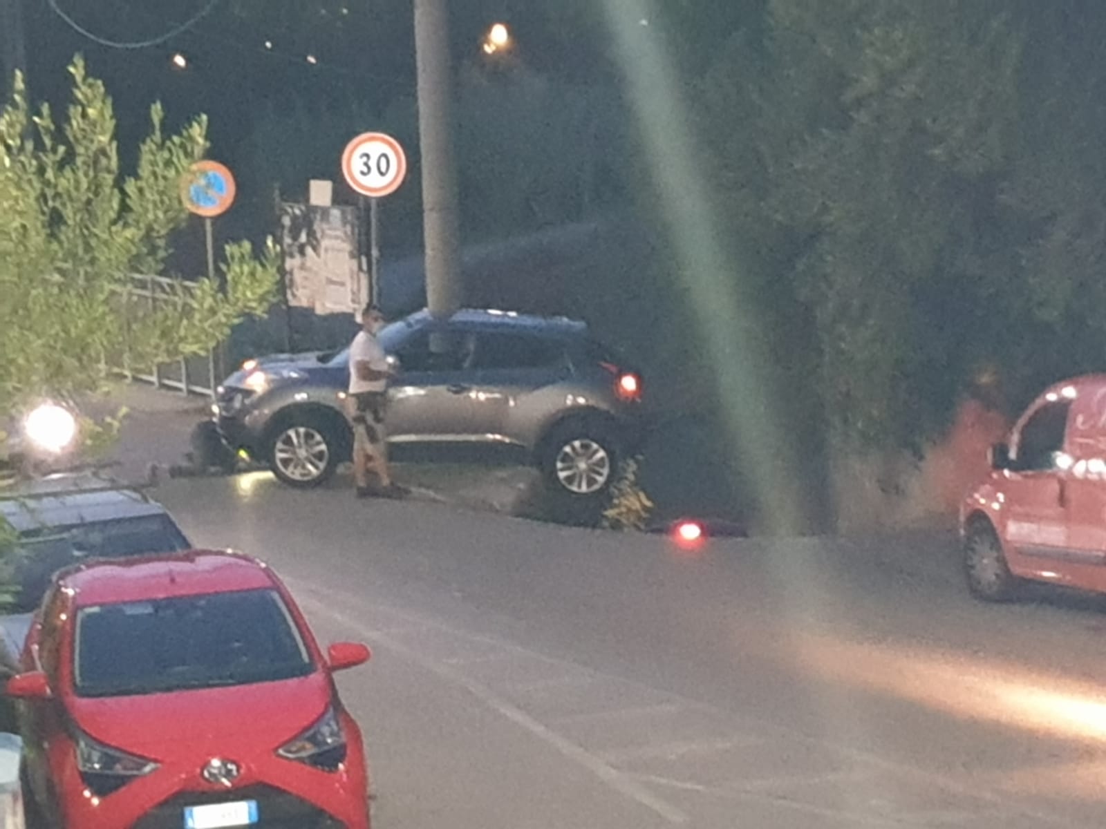 Camerota, retromarcia distratta: auto rischia di finire giù