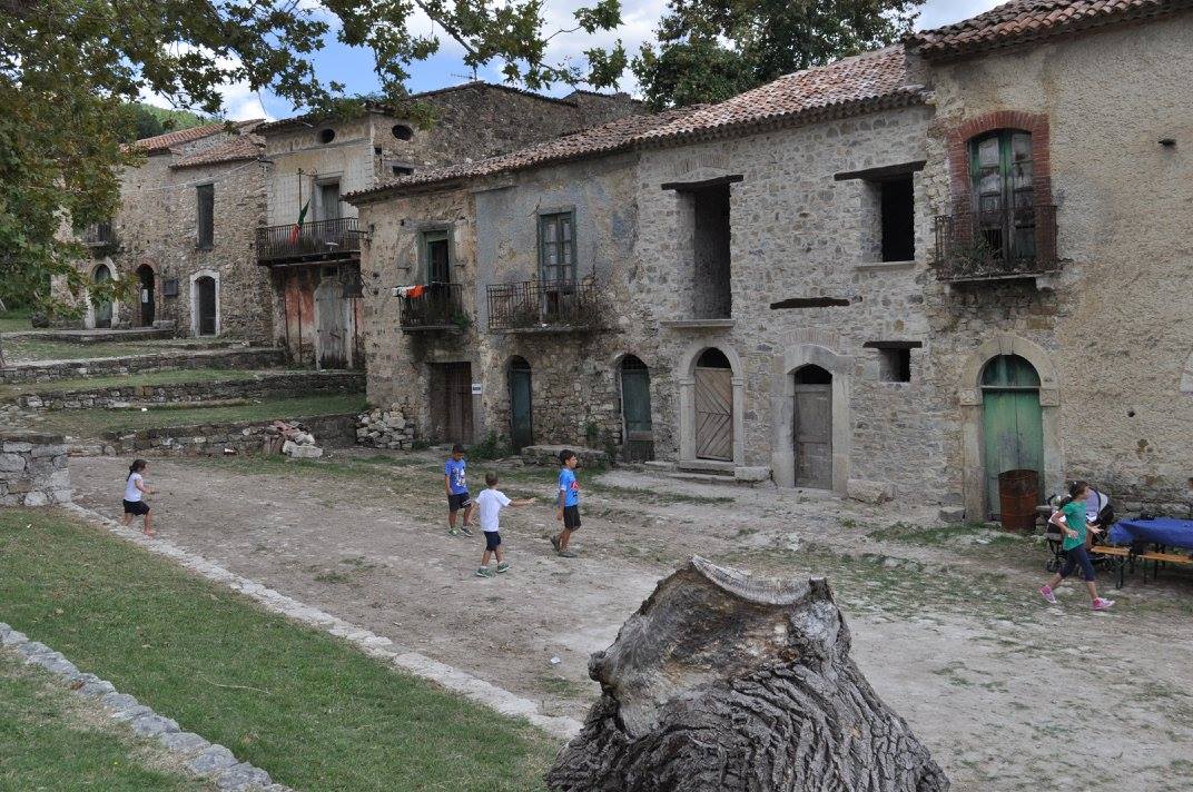 “Cicadidae”: a Roscigno Vecchia laboratorio di teatrodanza con Carlo Roselli