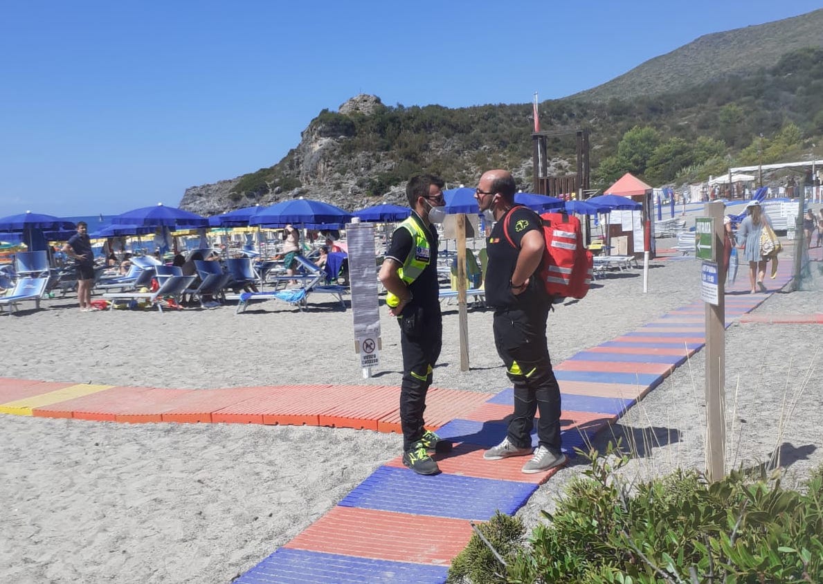 Donna scomparsa dalla spiaggia a Marina di Camerota, ricerche a tappeto