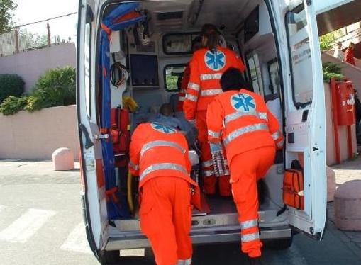 Incidente mortale a Padula, sente i rumori in diretta e corre in strada: anziano cade dalle scale