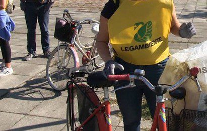 «Puliamo il mondo» per la prima volta in bici:  a San Pietro al Tanagro e Sant’Arsenio