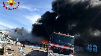 Albanella, incendio al sito stoccaggio rifiuti