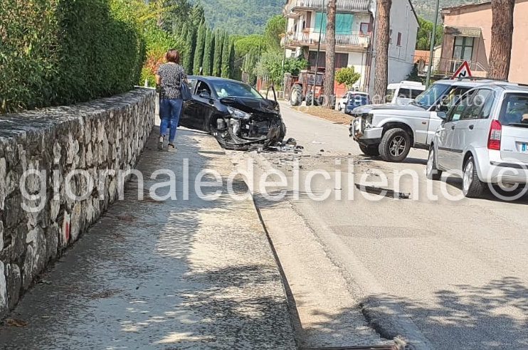 Scontro tra auto a San Pietro al Tanagro, giovane ferito