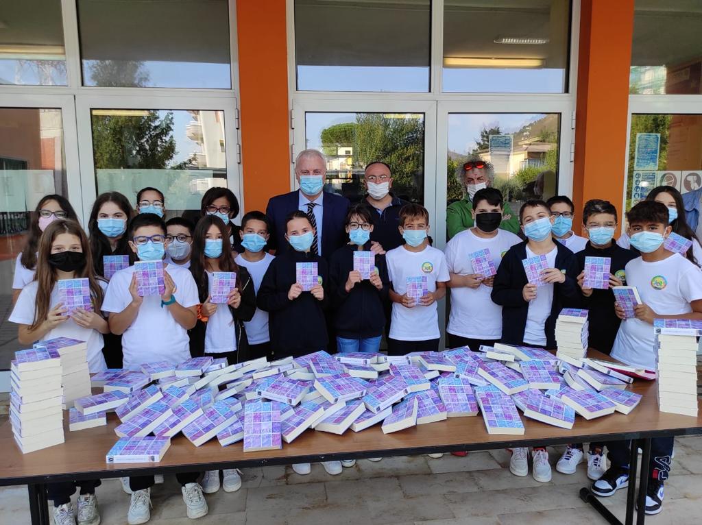 Il diario contro l’inquinamento del libraio di Polla donato agli studenti di Baronissi