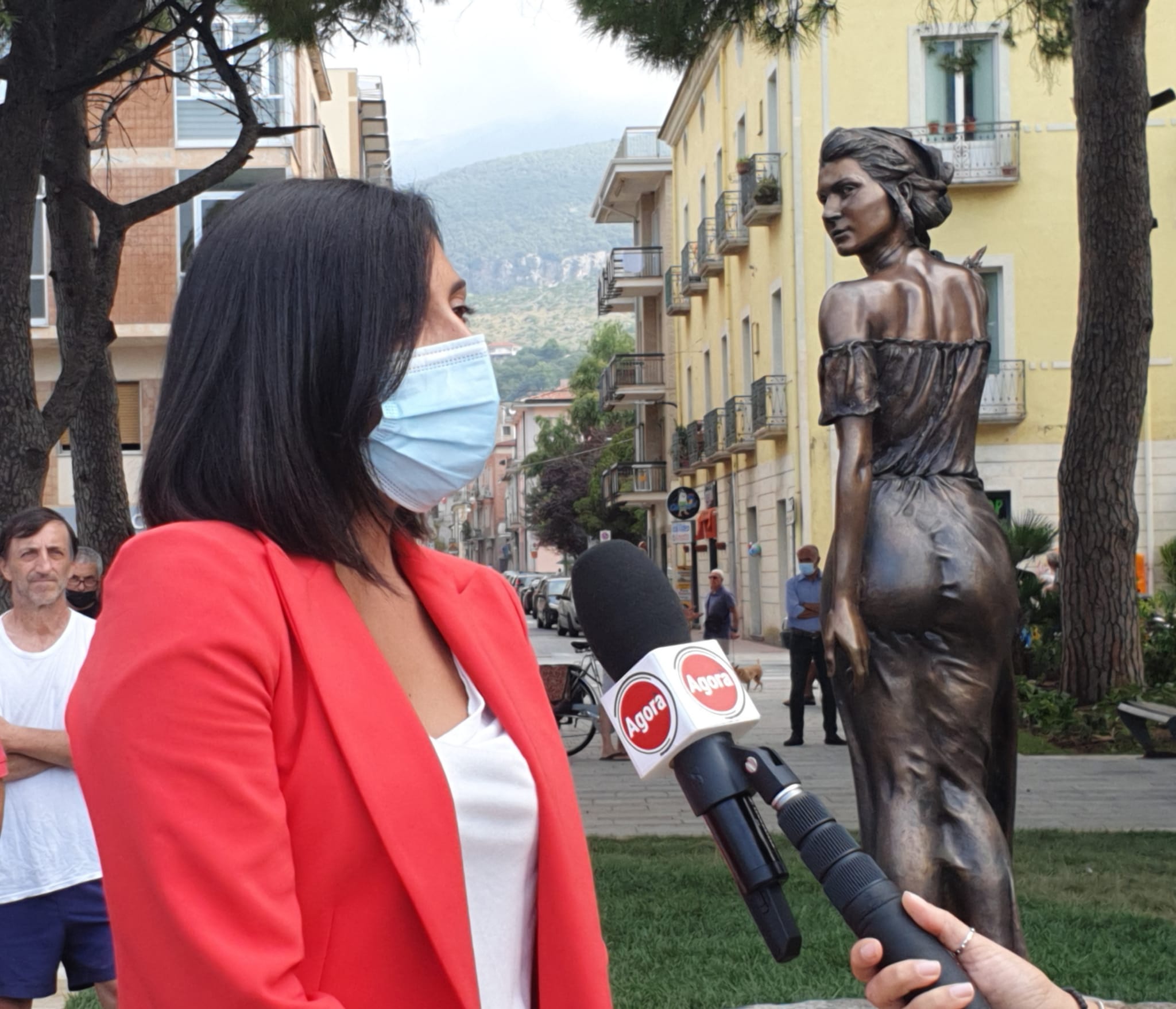 Spigolatrice, telecamere di “Agorà” a Sapri: la statua al centro della cronaca nazionale