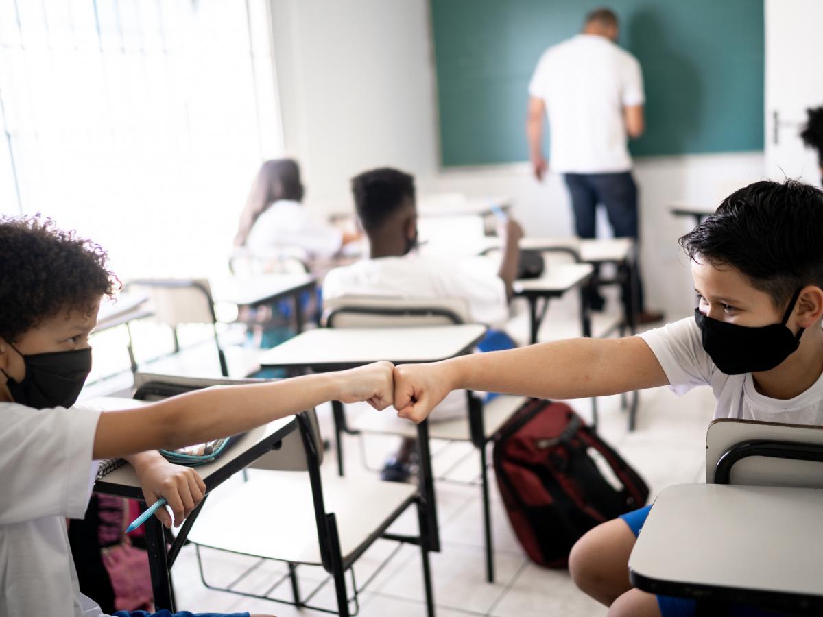 Mascherine e ingressi scaglionati per il ritorno a scuola in Campania