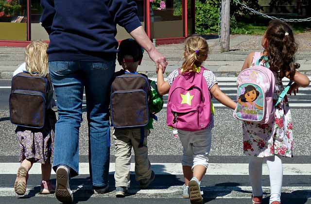 Figli negati da un anno, papà lascia palloncini e messaggi davanti scuola