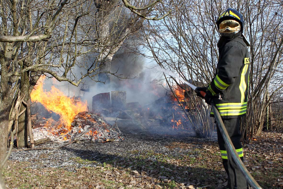 Cilento, perde il controllo delle fiamme: incendio travolge capanno. Malore per 56enne