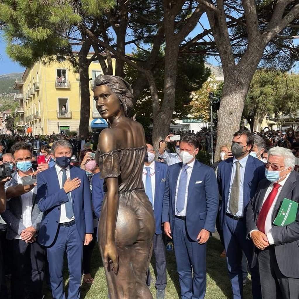 La Spigolatrice di Sapri: la nuova statua sul lungomare scatena polemiche