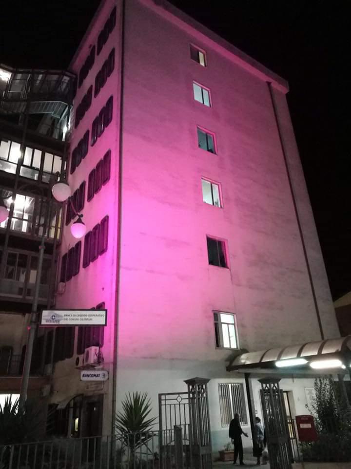 Una luce rosa illumina l’ospedale di Vallo della Lucania per la giornata delle cure materne