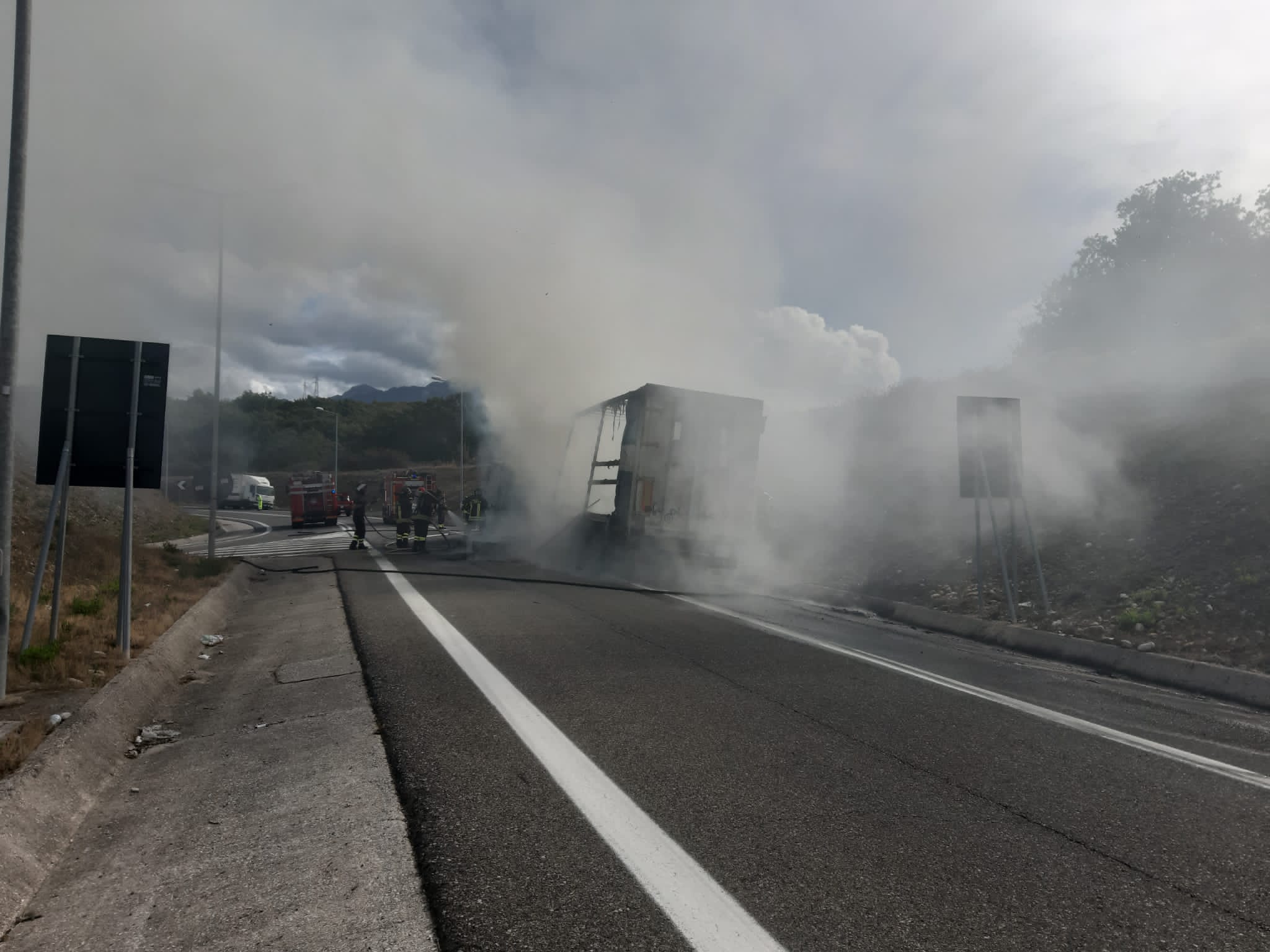 Contursi Terme, furgone avvolto dalle fiamme: chiusa l’autostrada