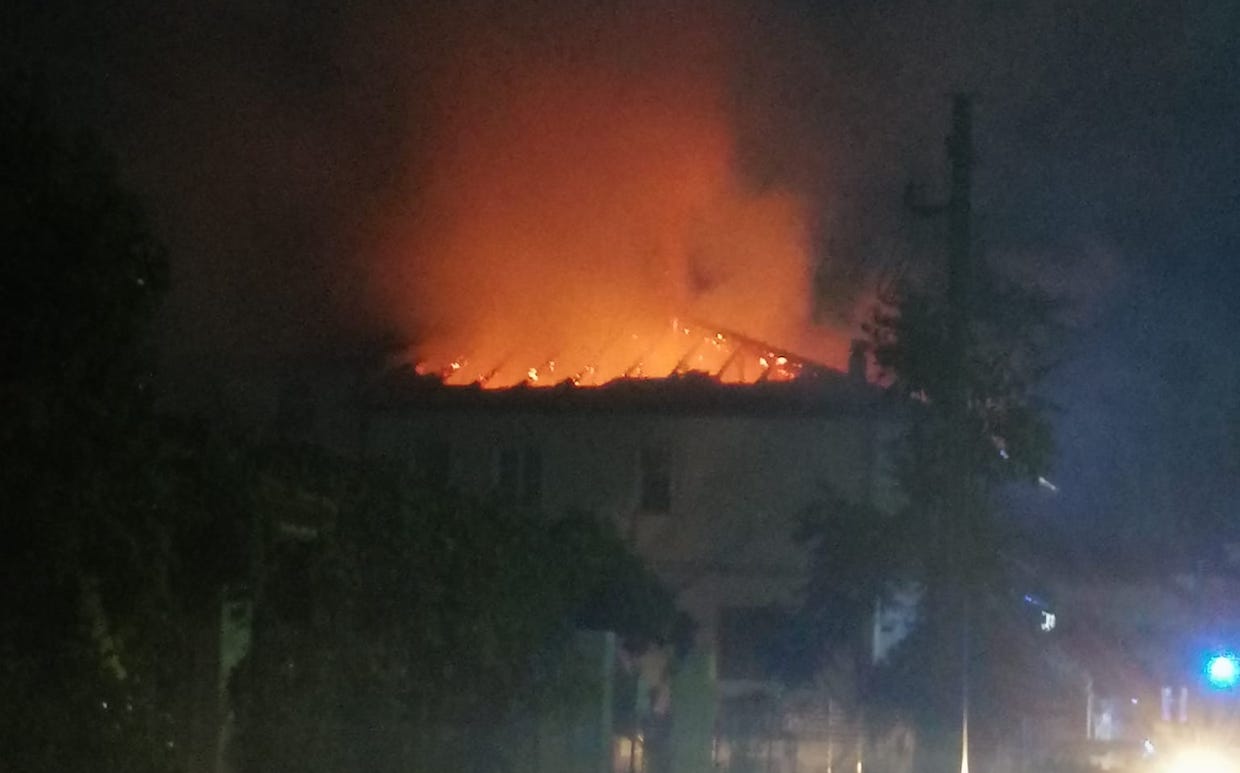 Ascea, abitazione avvolta dalle fiamme | FOTO