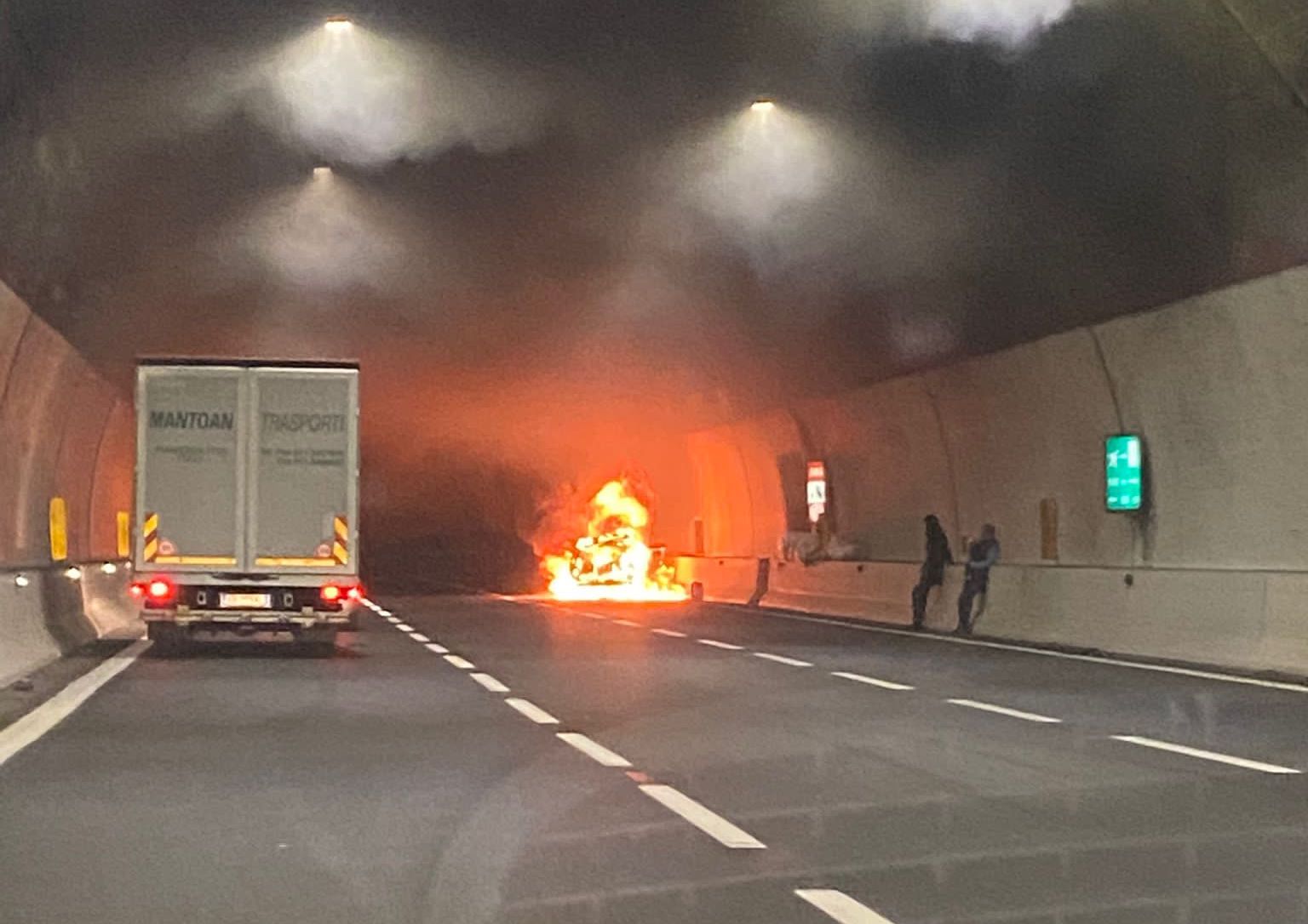 Auto in fiamme lungo l’A2 del Mediterraneo