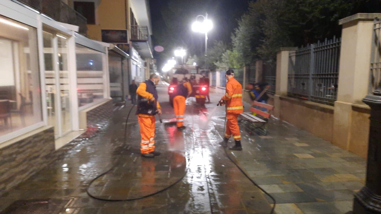 Castellabate, prima notte dedicata al lavaggio delle aree pedonali