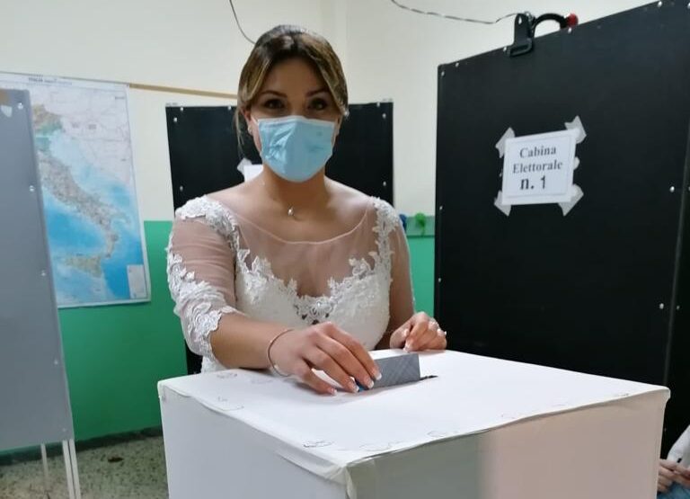 Prima il matrimonio, poi le elezioni: a Montesano Francesca vota con l’abito nuziale