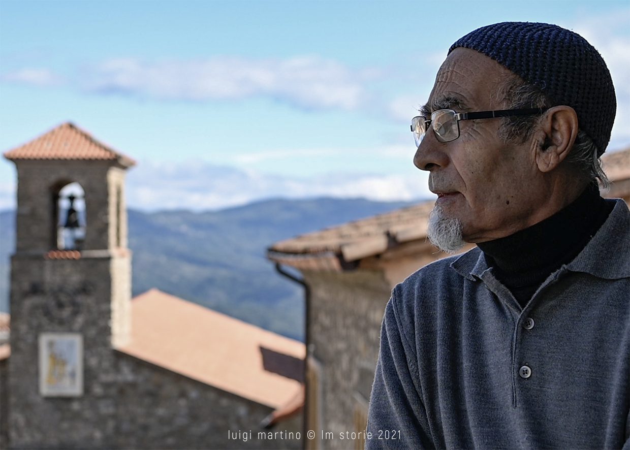 Torna nel Cilento e dipinge nel salone il mistero scoperto al capezzale del padre