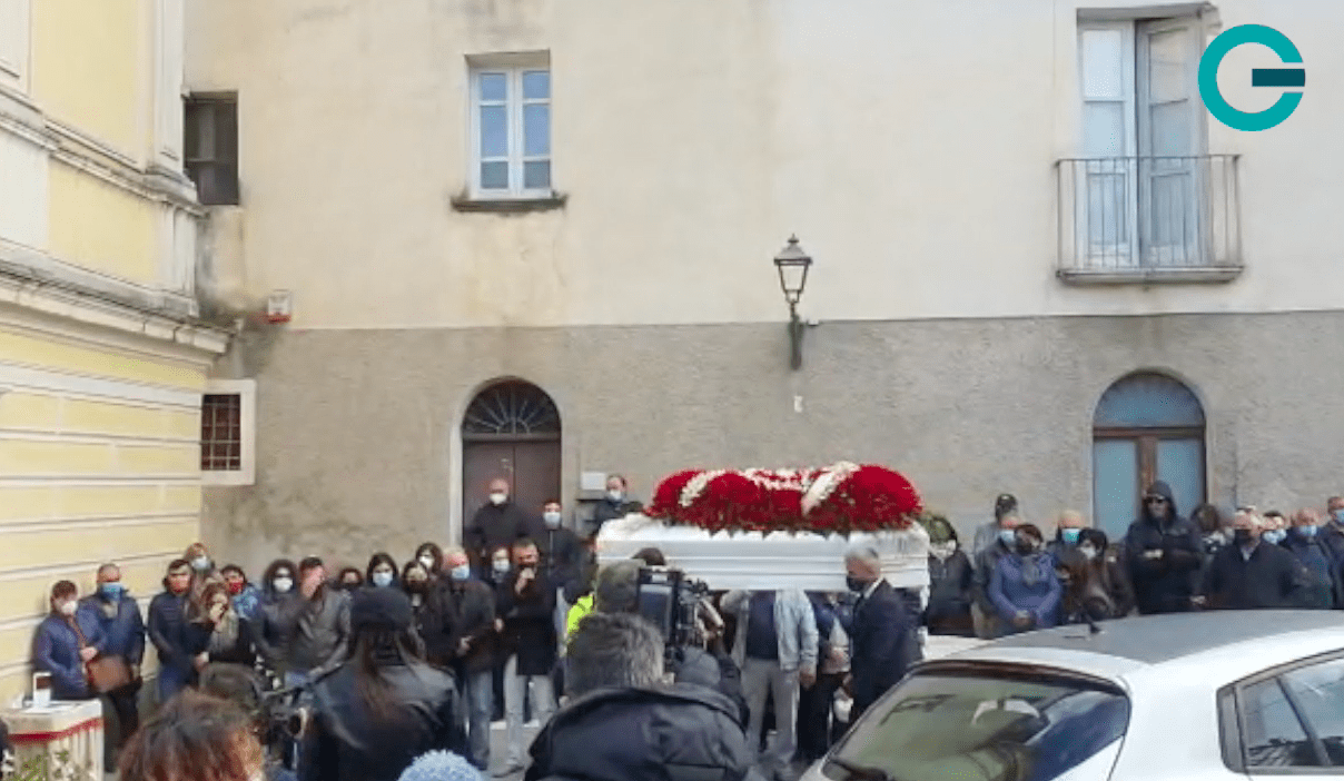 Montesano sulla Marcellana, una bara bianca e il paese in lacrime per l’addio a Dora Lagreca