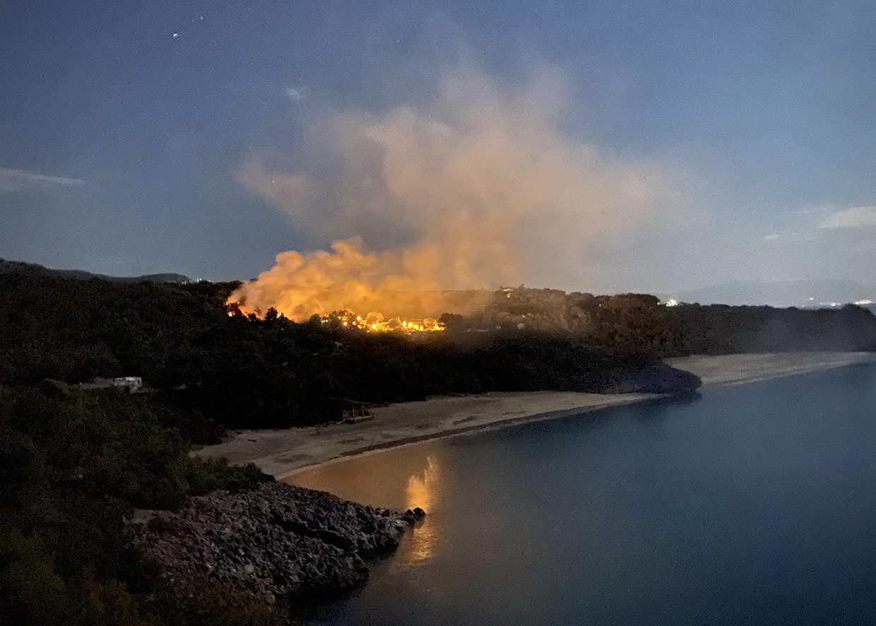 Camerota, incendio nella notte: fiamme lambiscono villaggi