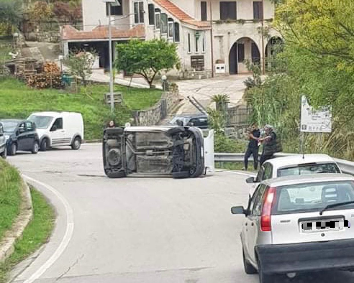 Ceraso, auto si ribalta: conducente illeso