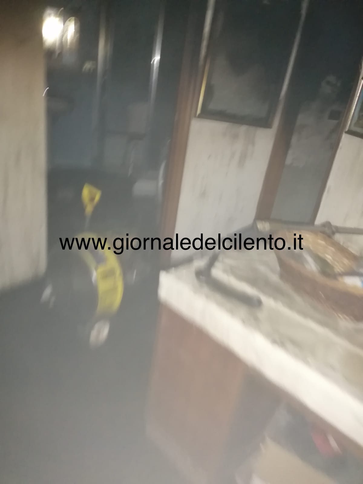 Sapri, scoppia incendio in casa: anziano vivo per miracolo