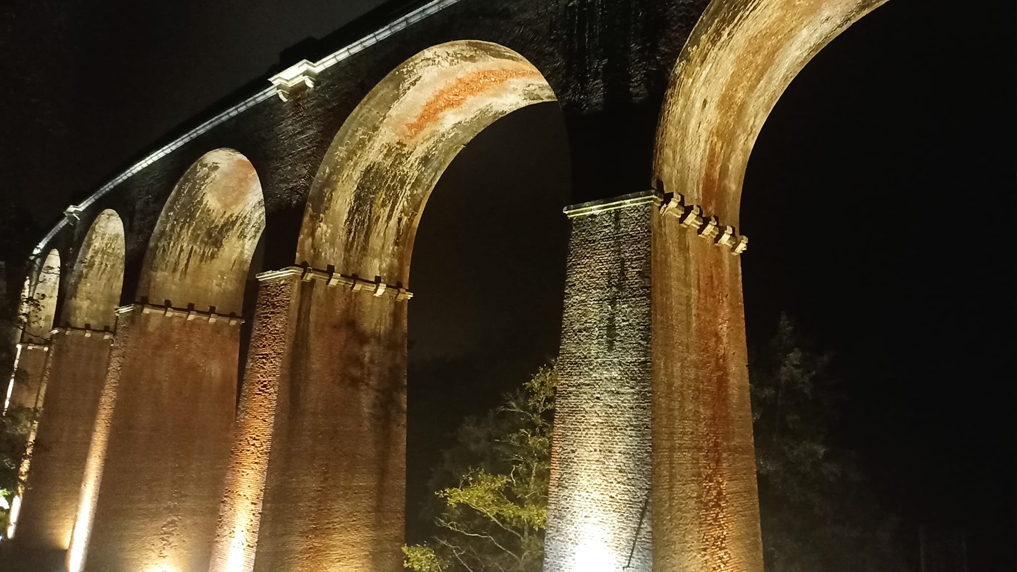 Centola, la luce dona una seconda vita al ponte ferroviario d’epoca fascista