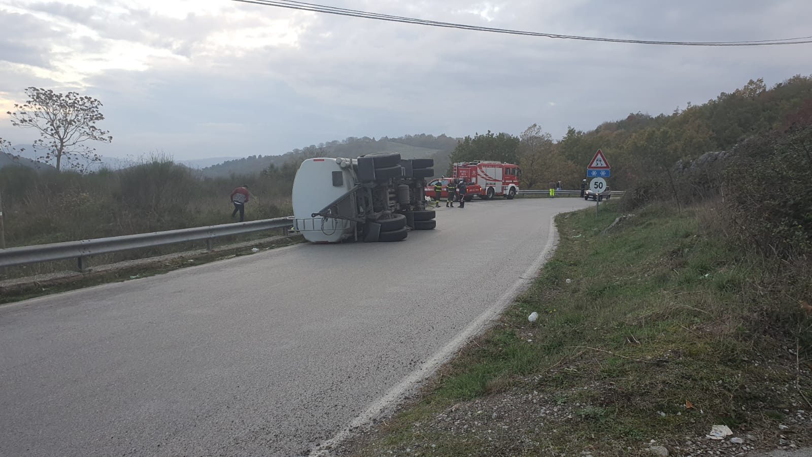 Montesano sulla Marcellana, cisterna di gasolio si ribalta