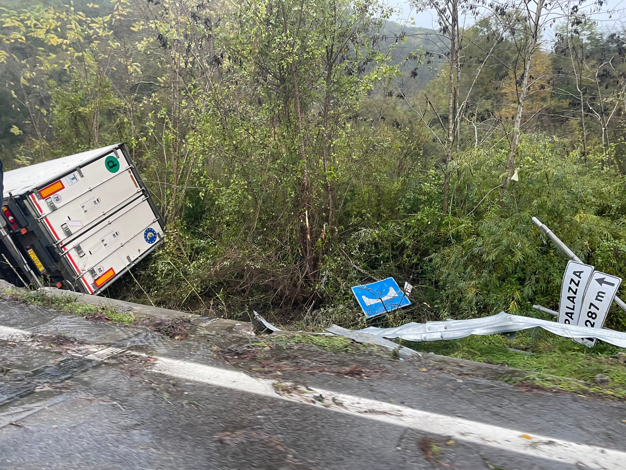 Camion sbanda e vola giù dalla Bussentina | FOTO