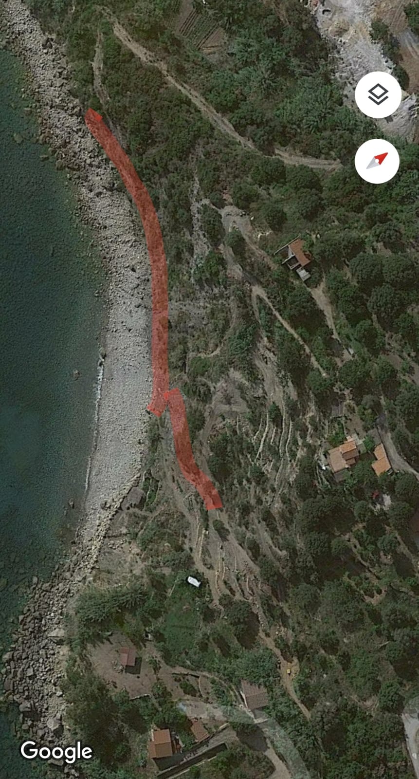 Realizzano tracciato stradale sulla spiaggia a Caprioli: denuncia e sequestro