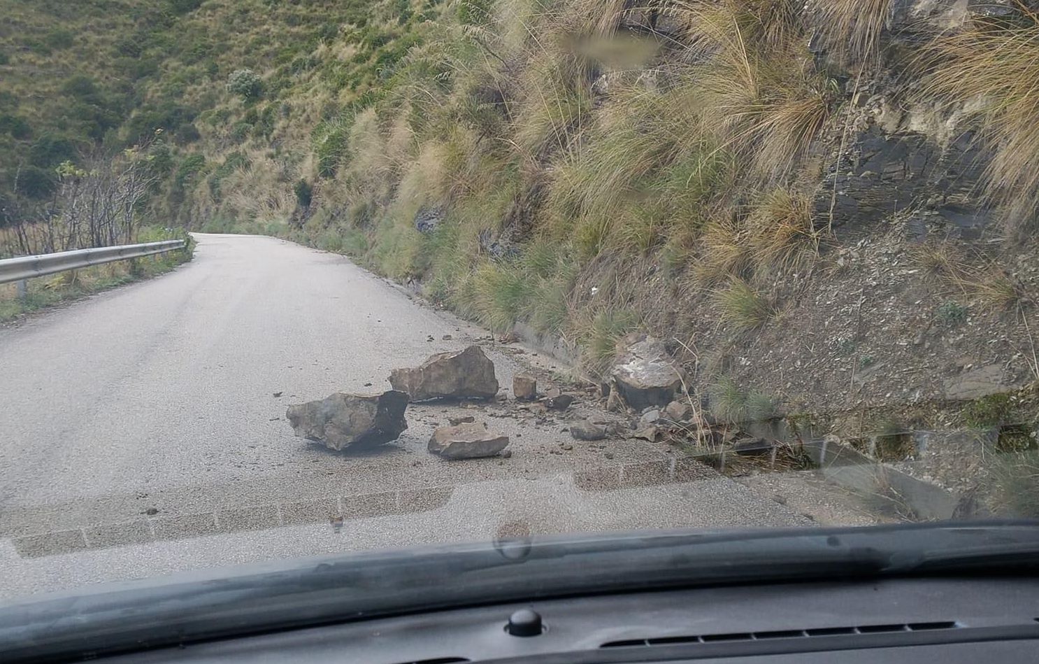 Cilento, disagi per il maltempo: pietre cadono su strada tra Agnone e Ortodonico