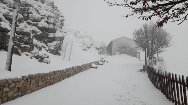 Prima nevicata sul tetto del Cilento: il Cervati si tinge di bianco