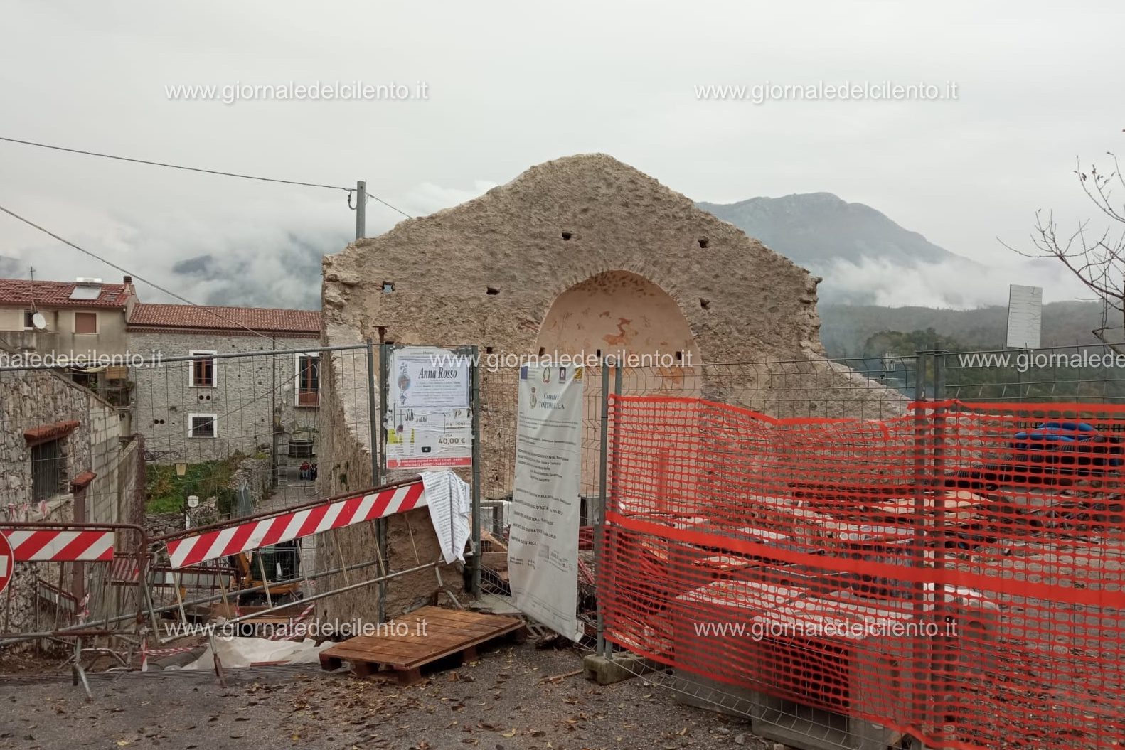 Tortorella, scavano per lavori nel centro storico e bucano un ossario