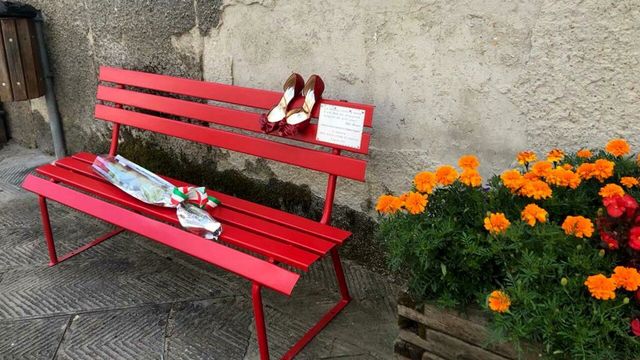 Castellabate, Fidapa inaugura nuova panchina rossa: simbolo contro violenza donne