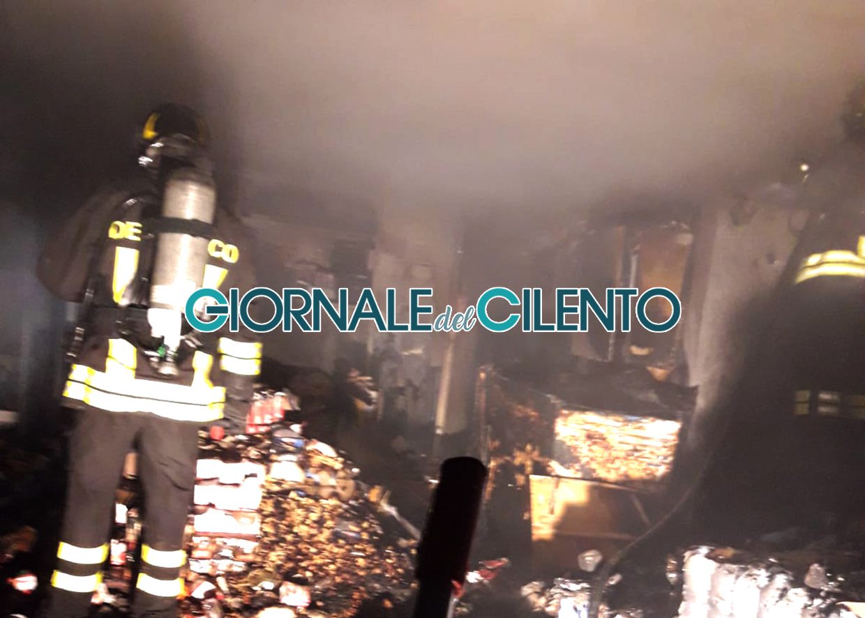 Vallo della Lucania, esplosione nella notte: in fiamme il deposito del carcere
