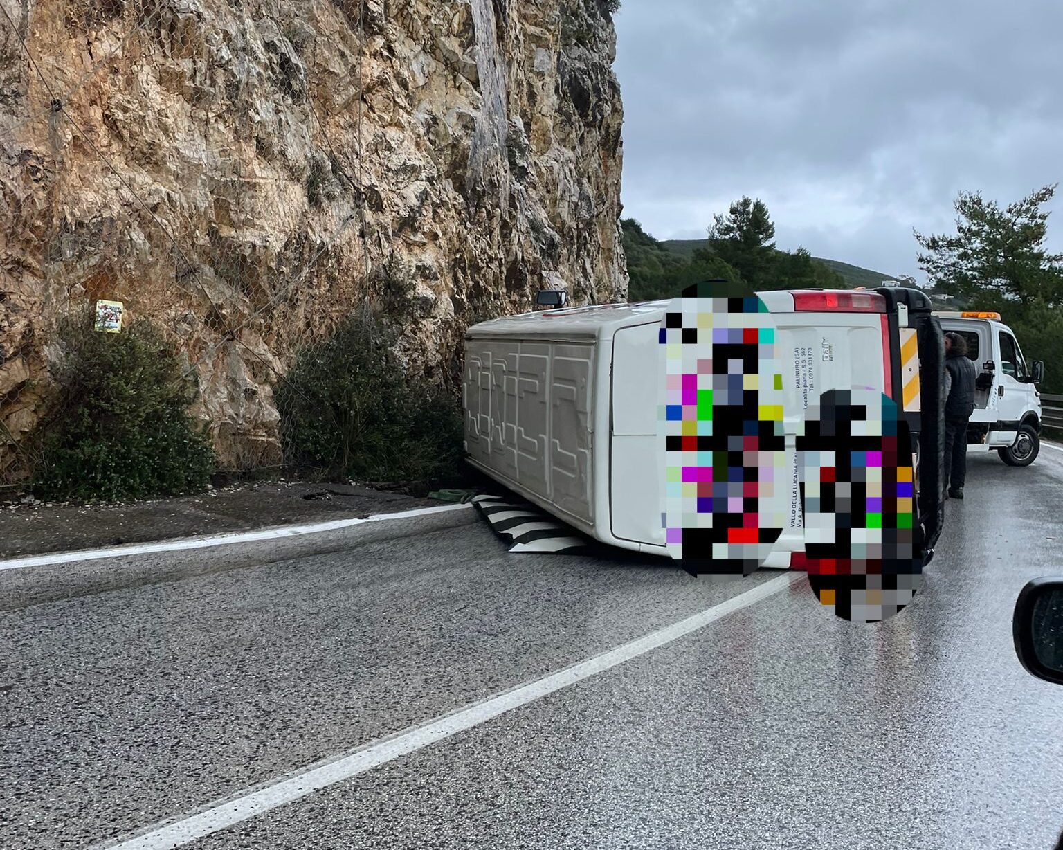 Camion si ribalta tra Marina di Camerota e Palinuro: due illesi