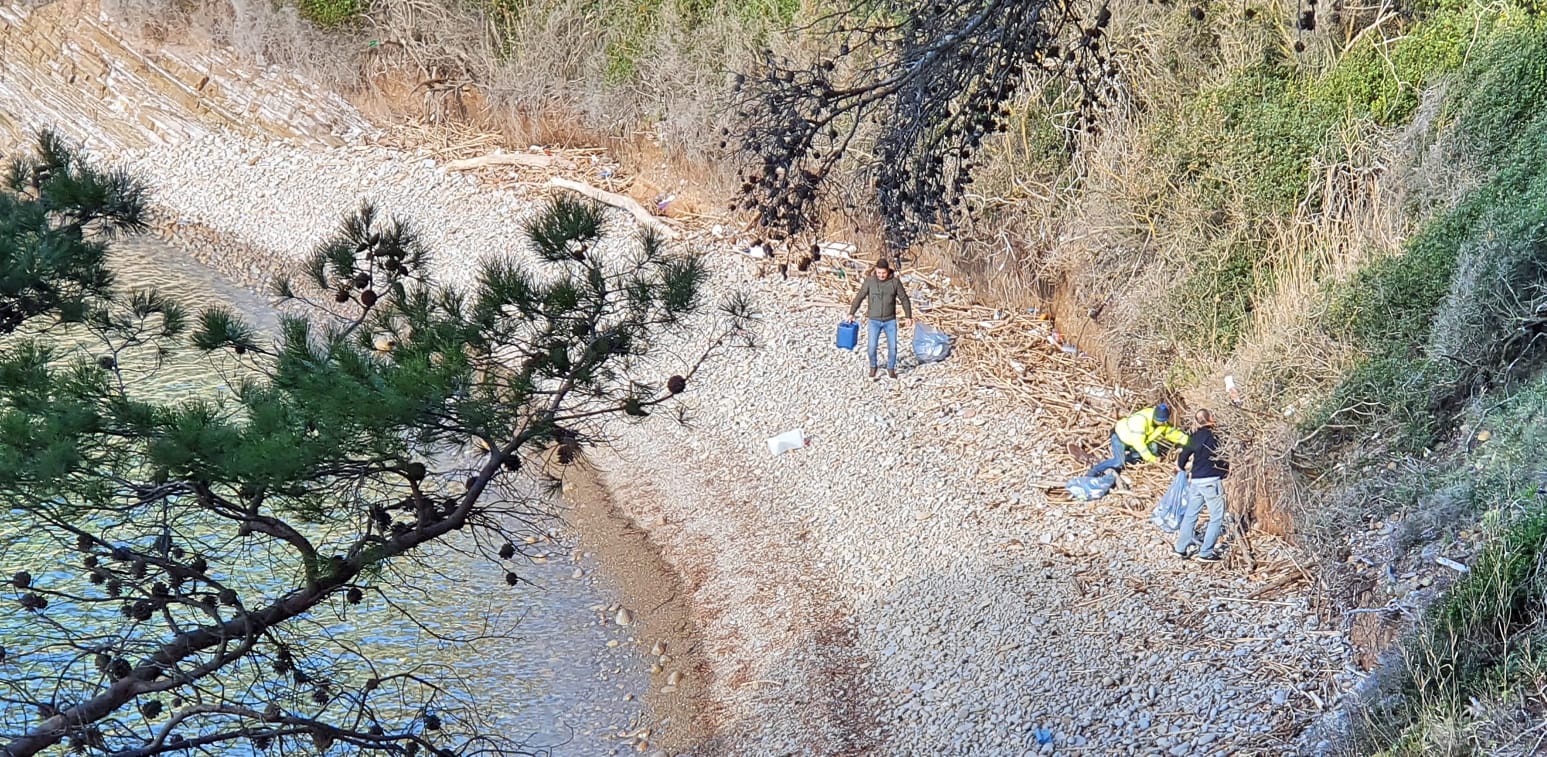 Rifiuti, ripulite le calette nell’area naturalistica di Punta Licosa | FOTO